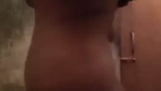 göğüslerime basıyorum