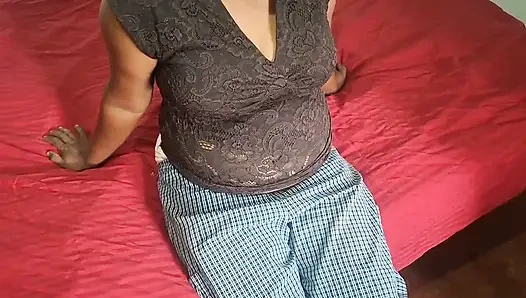 Temizlikçi kadın azgın bayan yatak odasında çok seksi