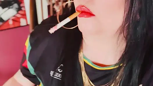 İngiliz tart Tina Snua Chain kibrit ışığı yanmış 2 Çin sigarası içiyor - sürüklenen sigara içen omi ome snap inhales