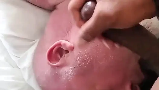 Bear senin için yarak emiyor ve boşalıyor! Büyük zenci ayakla muamele çekiyor!