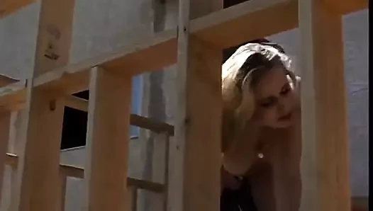 Koca sikli zenci adam sert yarağını muhteşem bir sarışına emdiriyor, sonra onu sikiyor