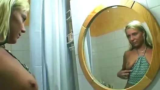 Sarışın ıslak amında kalın dildo kullanıyor