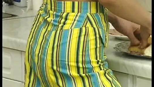 Kızıl saçlı genç kız yaşlı adam tarafından sert sikiliyor