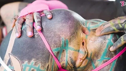 Büyük yaraklı anal sikişiyor yaramaz azgın hippi sürtük