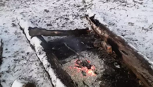 Piknikte kamp ateşinin yanında ormanda kız arkadaşımla riskli kedi yalama - lezbiyen şekerler
