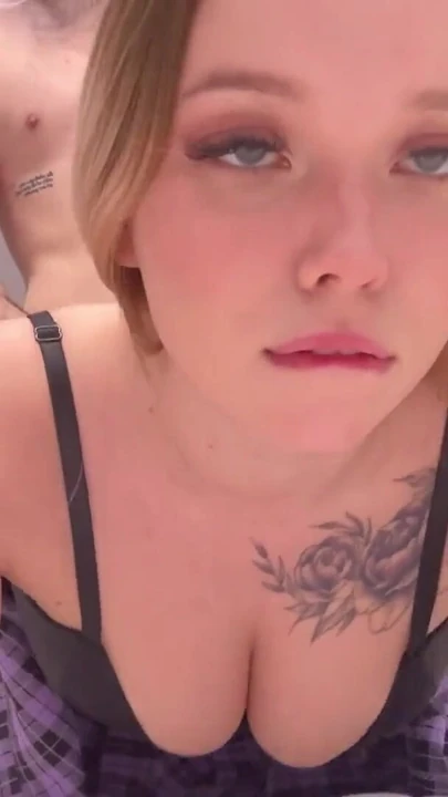 Обязательный для просмотра момент из "Сводную сестру трахнули, пока застряла! - Она умоляла, чтобы ее снова трахнули и заполнили спермой в ее рот 💦"