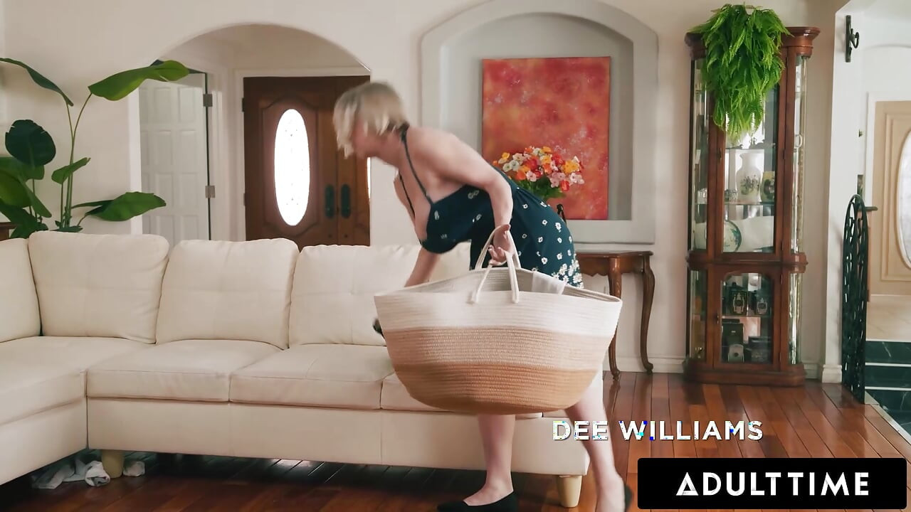 ADULT TIME - azgın üvey kardeşler spitroast exasperated yığılmış üvey anne dee williams için takım oluyor