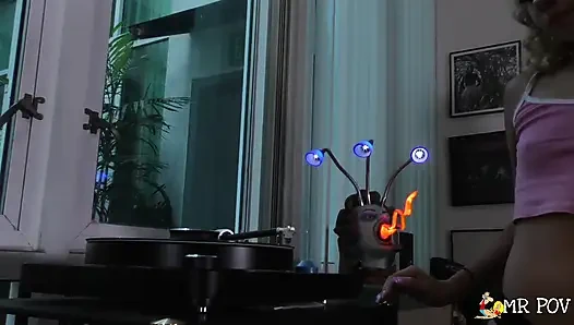 Allie Addison üvey erkek kardeşi tarafından yakalanıyor ve sert sikiliyor