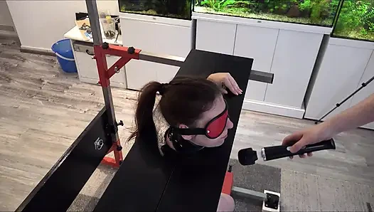 Köle, Direkte Savunmasız Sybian'da Orgazma Sürüklendi