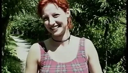 Kızıl saçlı orta yaşlı seksi kadın ilk kez kamerada