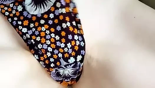 chatte rousse en fleurs