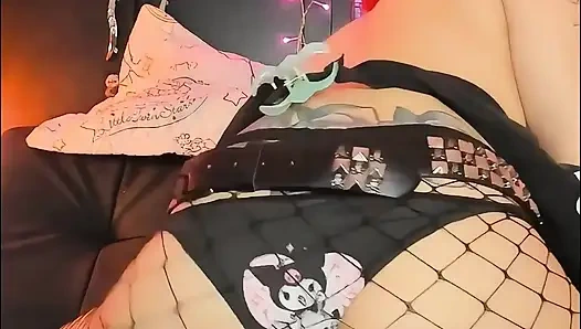 Gotik kız biiig dildoya biniyor ve her yerine fışkırtıyor