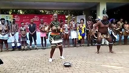 Busty Afrikalı kız ve şişman adam bir çeşit şov yapıyor