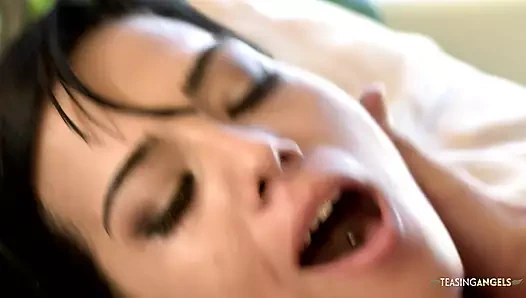 Ember James amcığını erkek arkadaşına hediye etmekten gerçekten mutlu