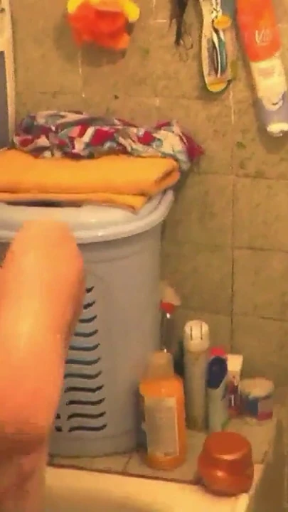 Adam eve geldi ve banyoda banyo yapan, ıslak amını parmaklayan ve orgazm olan çıplak bir orta yaşlı seksi kadın gördü. Amcık mastürbasyonu. Büyük memeler, orta yaşlı seksi kadın | Klip 1