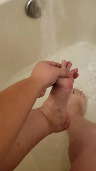 Adamım için ayaklarla suda oynamak