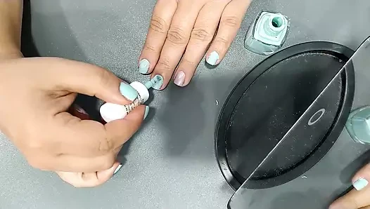 Seksi ayaklar fetişi anne parkta dinleniyor ve tırnaklarını yapıyor