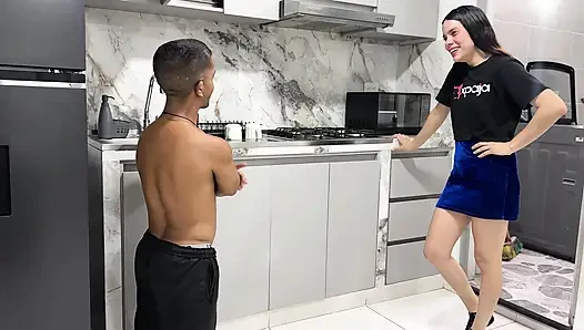 Yaramaz üvey kız kardeş büyük yarağını görene kadar küçük üvey erkek kardeşini azdırıyor, çok azgın oluyor ve onu sert sikiyor