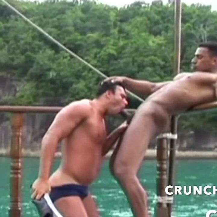 İki seksi latin oğlan eğlence için halk plajında prezervatifsiz sikişiyor