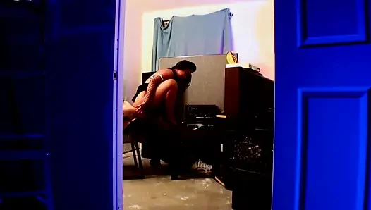 Ateşli sarışın orta yaşlı seksi kadın bunu son derece derinden seviyor