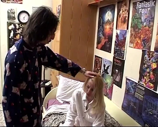 Milanese sürtük ile kıllı kedi gets çırpılmış tarafından ona arkadaş