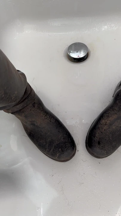 Wellies'imin çizmelerine işerken beni izle