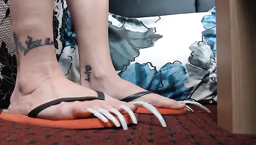 Flipflops içinde çok uzun ayak tırnakları