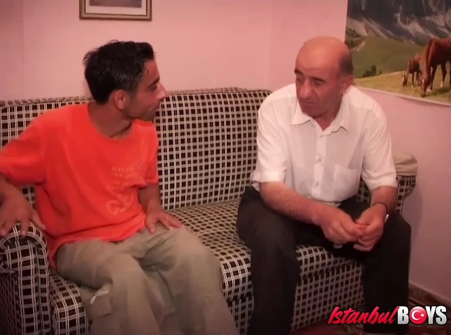 Денис трахается со старым турецким мужчиной