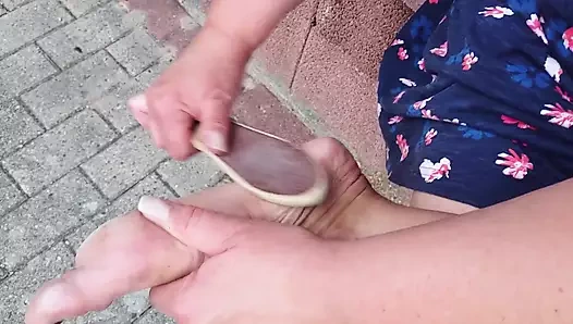 Sol ayakta açık havada ayak bakımı