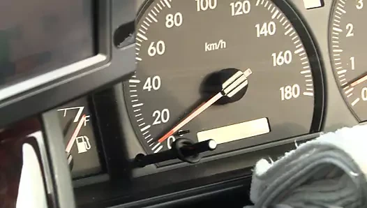 Ön sevişmeden sonra taksi şoförü arka koltukta oturuyor