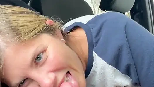 Lisa Brooks park yerinde sert yarağı okşuyor