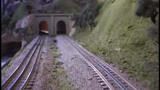 Azgın sürtük site ofisinde amını ve göt deliğini yemiş ve parmakla sikiliyor