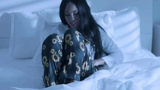 Şehvetli üvey kız Bianca Bangs kaslı üvey babasının ıslak latin amını sikmesine izin veriyor - familystrokes