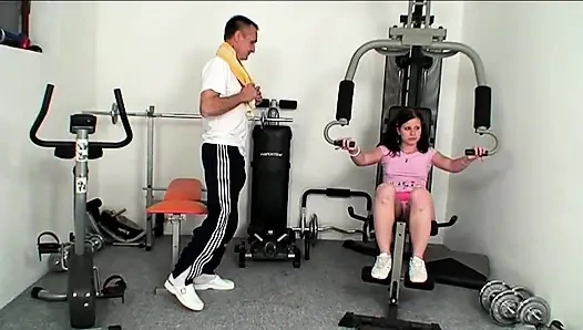 Genç Kızlar Spor Salonu Tutkusunda Yaşlı Biniyor