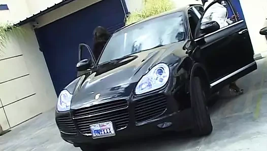 Harika zenci kızlar beyaz yarağa derinden sakso çekiyor ve ağızlarını kremle dolduruyor