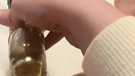 Orta yaşlı seksi kadın sert boşalıyor ve oyuncağının üzerinde yüksek sesle inliyor