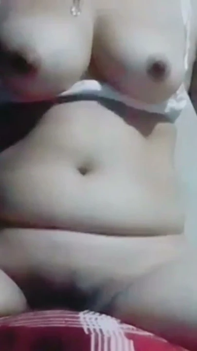 Sıcak Desi Bhabhi Göğüslerini Sıkıp Meme Uçlarını Okşarken Mastürbasyon Yapıyor, Orgazm Oluyor… | Klip 1