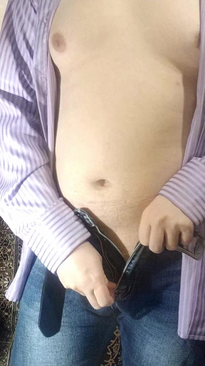 Yavaşça pantolonumun düğmelerini çözüyorum...