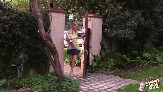 Sarışın kahya işe gitmek yerine sevgilisini biraz edepsiz anal zevk için istiyor.