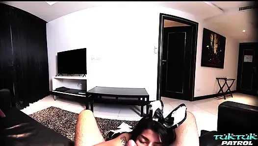 Tuktukpatrol büyük memeli sapık Asyalı yabancı yarağı baştan çıkarıyor