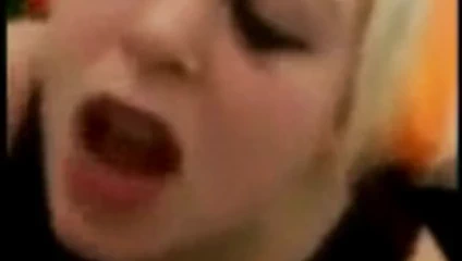 sarışın alt piliç dizlerinin üzerinde üfleme