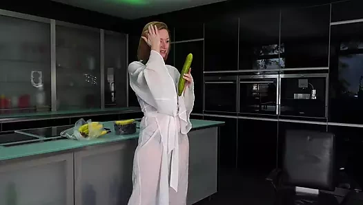 Solo mastürbasyonda orijinal bir seks oyuncağını prezervatifle kullanma