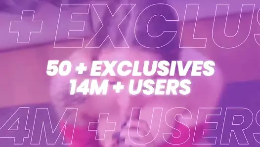 Luna corazon karanlık odada ışıkla oynuyor