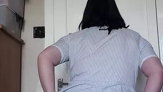 Seksi düzgün vücutlu hemşire göğüslerini zıplatıyor