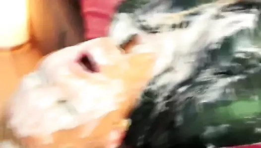 Jenna güzel masturbates at gloryhole