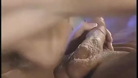 Seksi sarışın ıslak amcığında büyük bir yarağa biniyor