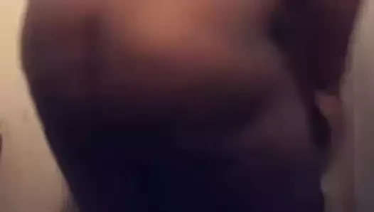 Kamera için twerk yapıyor