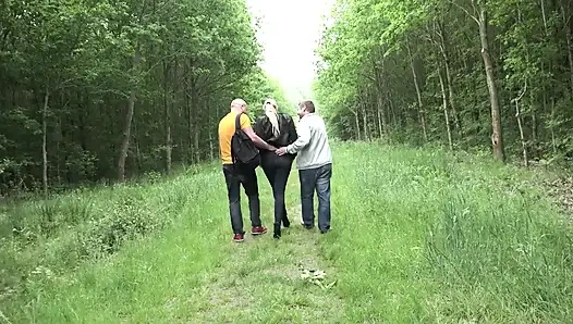 Sarışın iki yarağı emiyor ve sonra çalılara boşalmak için sikiliyor