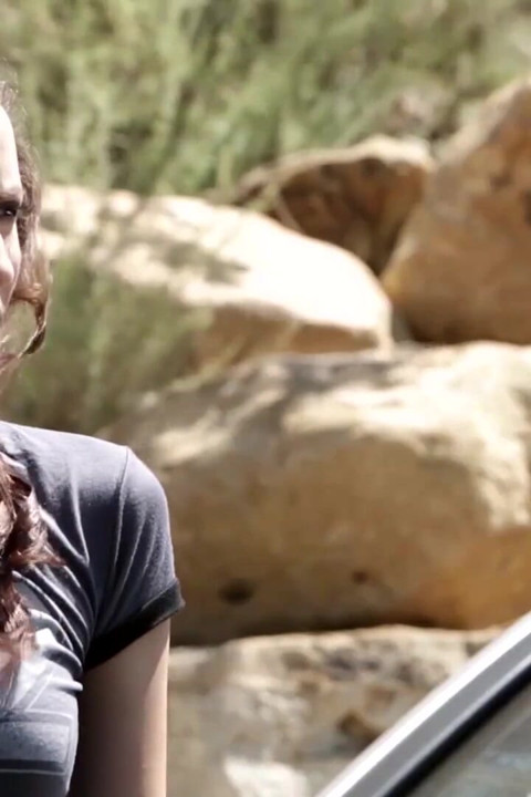 Harika orta yaşlı seksi kadın iki seksi kızla eğleniyor