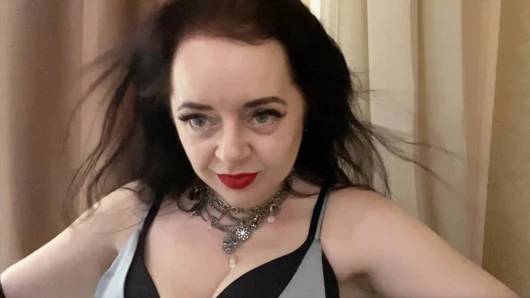 Dik ve sıcak metres lara çalış ile ona göğüsler giyinmiş içinde lüks birlik